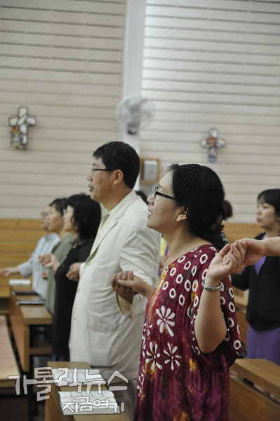 굳건히 잡았던 두 손의 따스함, 잊지 말아요.(사진/정현진 기자)
