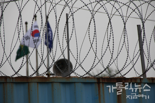 유성기업은 철조망 너머로 용역들이 천막을 치고 상주하고 있었다. 태극기가 선명하게 휘날리건만 공권력조차 노동자들을 외면하고 있다.(사진/한상봉 기자)