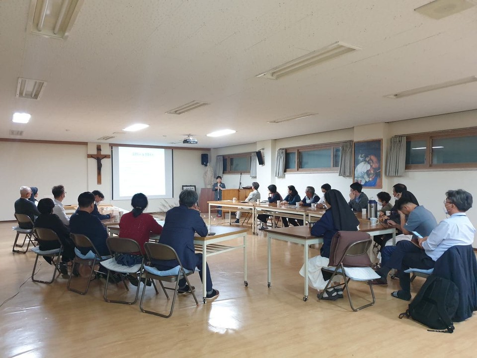 '수정마을 지킴이 추진위원회'라는 이름으로 모인 지역 전문가, 지자체 관계자 등이 트라피스트 수도원에서 회의를 진행하고 있다. (사진 제공 = 장요세파 수녀)