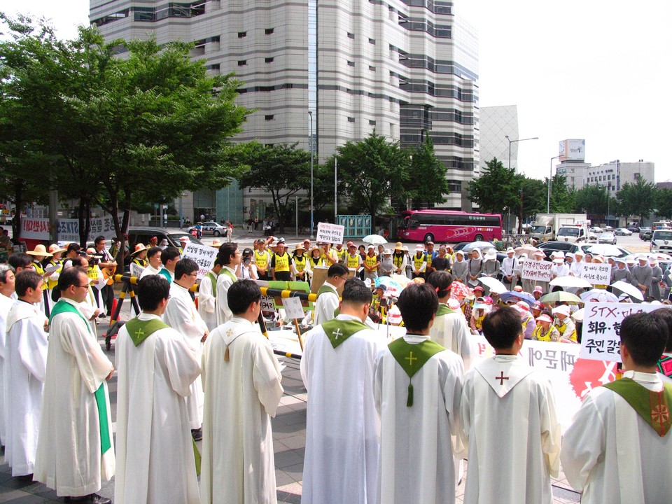 2009년 STX 본사 앞 시국 미사 (사진 제공 = 트라피스트 수도원)