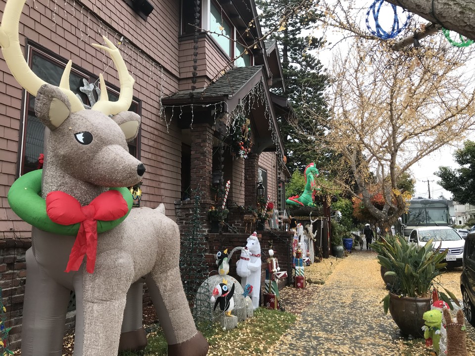 어둠이 짙어가는 12월에는 성탄의 기쁨을 나누기 위해 사람들은 집안보다 집 앞을 멋지게 장식한다. 동네 사람들에게 주는 선물이다. 어둠이 내리면 찬란한 빛과 함께 캐롤도 울려 퍼진다. ©️박정은