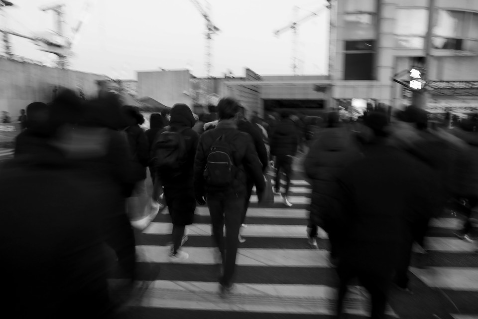 통근버스에 내려 영도조선소로 출근하는 조선소 노동자들의 모습. 이들이 가장 먼저 마주쳐야 할 김진숙 복직을 위한 피켓을 든 시민들을 바라보며 어떤 마음으로 조선소 공장 안으로 들어갈까.  ⓒ장영식