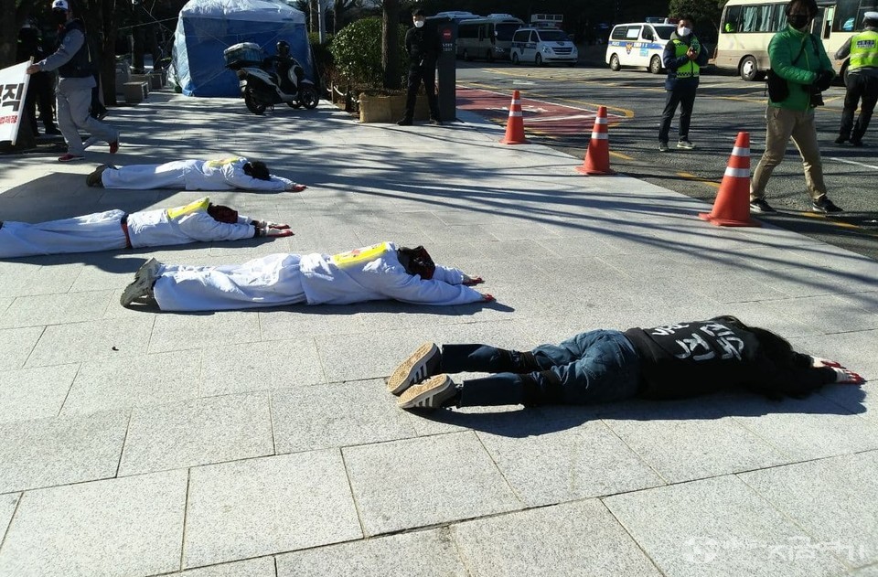 서영섭 신부(꼰벤뚜알 성 프란치스코 수도회)와 박문진 지도위원(영남대의료원, 보건의료노조) 등 모두 4명이 오체투지 행진을 했다. ⓒ김수나 기자