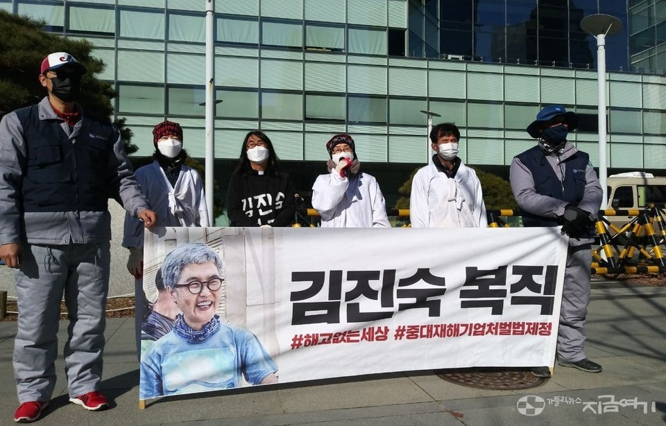 서영섭 신부(꼰벤뚜알 성 프란치스코 수도회)와 박문진 지도위원(영남대의료원, 보건의료노조) 등 모두 4명이 오체투지 행진을 했다. ⓒ김수나 기자