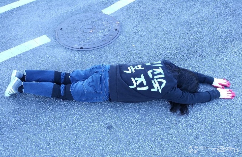 이날 서영섭 신부는 "한평생 해고자라는 멍에를 짊어지고 살아온 김진숙 씨는 이제 곧 정년이고 지금 힘겹게 투병 중”이라면서 “오늘과 내일 더 절박한 마음으로 오체투지를 한다”고 말했다. ⓒ김수나 기자