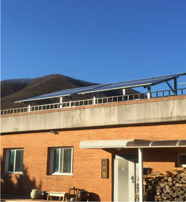 미리내 사제관 옥상에 있는 태양광 발전기. (사진 제공 = 천주교 수원교구 생태환경위원회)