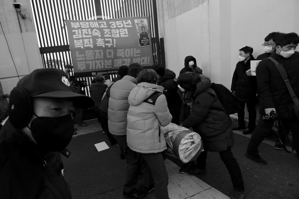 차량들과 사람들이 공장으로 들어간다. 그러나  '김진숙만은 안 된다'라는 경총의 선언은 지금도 현재진행형이다. 희망버스에 참여한 이들은 경총의 이유 같지 않은 이유를 깨트리기 위해 굳게 닫힌 문을 향해 타문식을 진행했다. 김진숙의 35년의 삶이 되살아오는 꿈과 희망과 소원이 영도조선소를 진동했다. ©️장영식