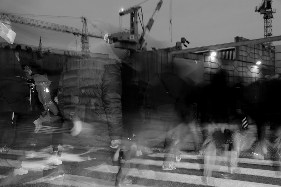 한진중공업 영도조선소 매각과 관련하여 동부건설 컨소시엄이 우선협상 대상자로 선정되었다는 소식을 듣고, 미래에 대한 불안한 발걸음으로 조선소를 향하는 노동자들. ©️장영식