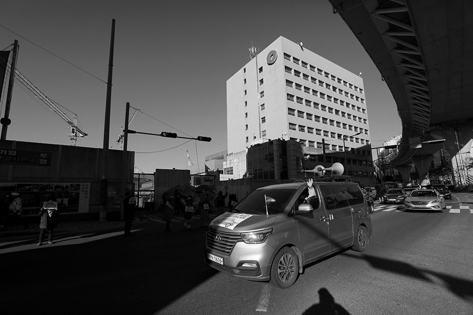 전국에서 김진숙 복직을 위한 희망버스에 참석한 차량들이 영도조선소 정문 앞을 지나고 있다. ©️장영식