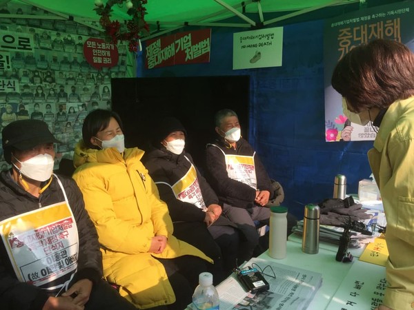 이날로 단식 14일차인 (왼쪽부터)고 이한빛 아버지 이용관 씨, 강은미 국회의원(정의당), 고 김용균 어머니 김미숙 이사장(김용균재단), 이상진 부위원장(민주노총). (사진 제공 = 김용균재단)