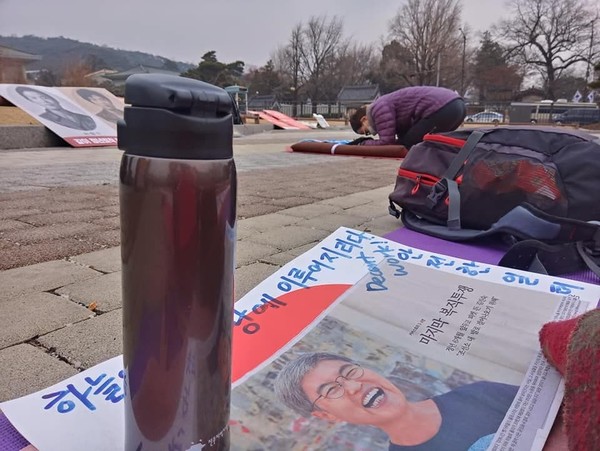 23일 청와대 앞에서 시작된 김진숙 복직 촉구 ‘3000배 행동’. (사진 제공 = 한선주)