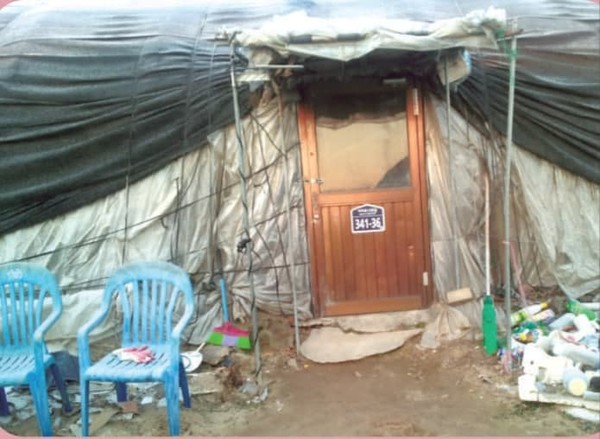 캄보디아 여성 노동자 2명이 매달 1인당 20만 원씩 숙소비를 내며 사는 숙소(.경기도 이천) (사진 출처 = 2018 이주노동자의 노동조건과 주거환경 실태조사 보고서)<br>