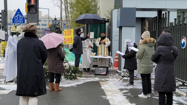 지난 1월 1일 대전교구 생태환경위원들과 신자들이 김경배 씨의 농성장 앞에서 10번째 미사를 봉헌했다. (사진 제공 = 대전교구 생태환경위)