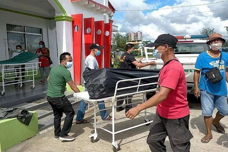 경찰과 의무요원들이 피해자 9명의 주검을 타파즈에 있는 한 병원으로 옮기고 있다. (사진 출처 = UCAnews)