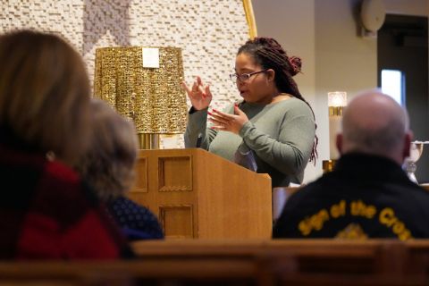 2020년 12월 20일 미국 뉴욕에서 롱아일랜드 가톨릭농아자회 회원들을 위한 미사에서 수화로 독서직을 하고 있는 코린 그리스코. (사진 출처 = NCR)