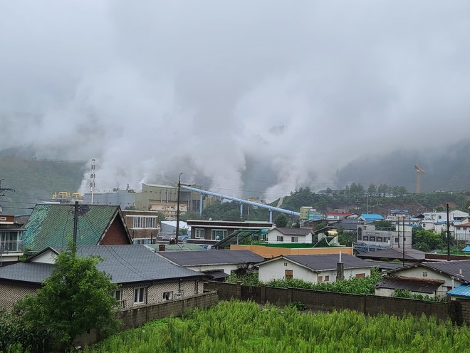 마을에서 본 석포제련소에서 수증기가 나오고 있다. (사진 제공 =  안동교구 사회사목협의회)