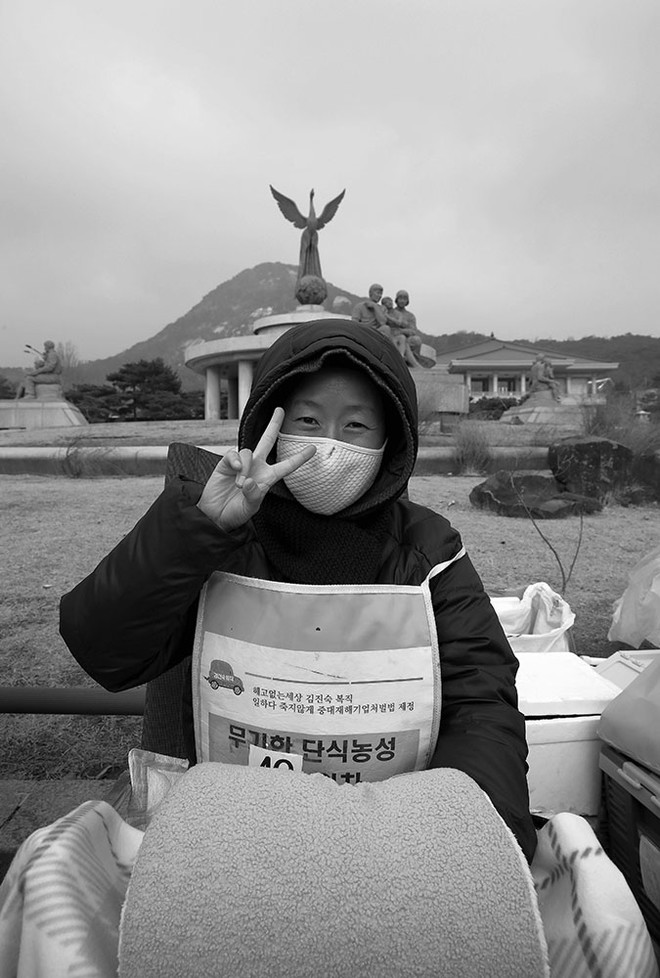 40여 일의 단식 중임에도 김우는 웃습니다. 곧 피어날 매화처럼 어쩌면 목련처럼.&nbsp;©️장영식<br>