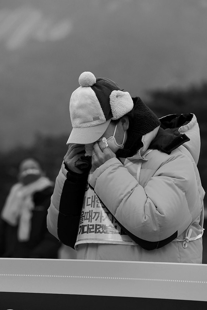 2월 1일, 청와대 앞의 세월호 노숙 농성장을 정리하는 기자회견이 있었습니다. 기자회견 도중에 경빈 엄마는 참고 참았던 서러운 눈물을 흘렀습니다. ©️장영식<br>