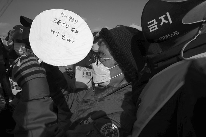 '희망뚜벅이' 행진이 수도권에 진입하면서부터 경찰 병력들이 행진을 막고 있습니다. 그럼에도 행진은 계속되고 있습니다. 청와대가 저기 보일 정도까지 걸아왔습니다.&nbsp;©️장영식<br>