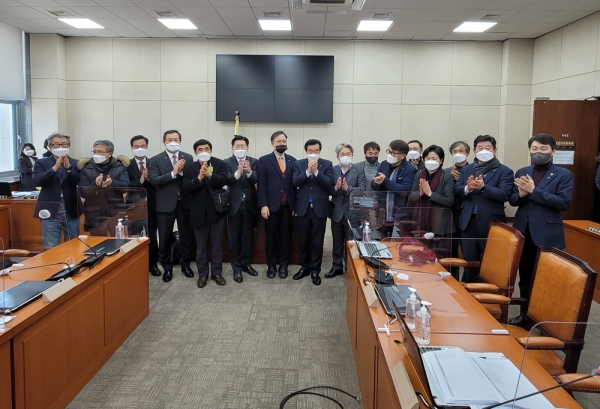 제주4.3특별법 개정안이 8일 열린 국회 행정안전위원회 법안심사 제1소위원회를 통과했다. 의결 직후 국회를 방문한 제주도의회 의원과 4.3유족회 관계자들이 여.야 의원들과 함께 기뻐하고 있다. ⓒ제주의소리