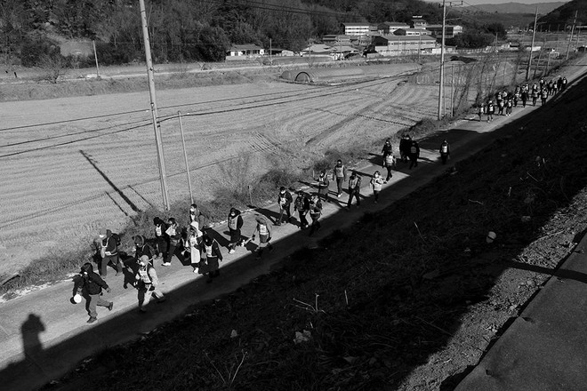 추동나무 휴게소에서 신동역 구간을 걷고 있는 '희망뚜벅이'들의 모습.&nbsp;©️장영식&nbsp;