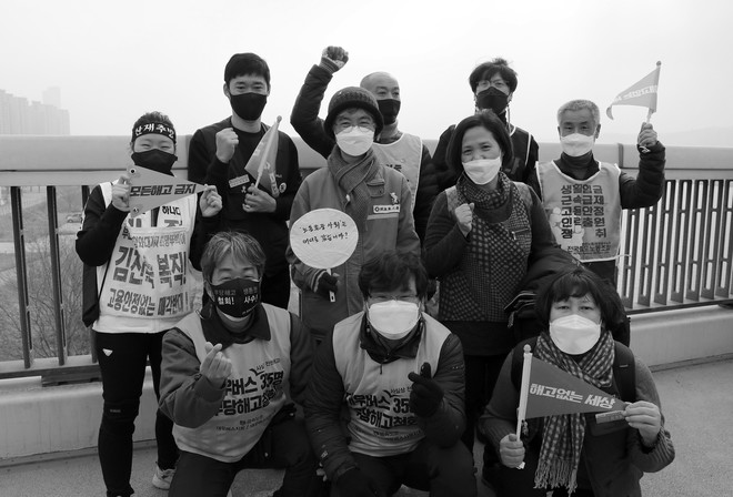 김진숙 지도위원이 부산에서 청와대까지 걸어서 도착했을 때, 선봉에 선 사람들은 해고 노동자들과 김용균 어머니 김미숙 씨였습니다.&nbsp;©️장영식<br>