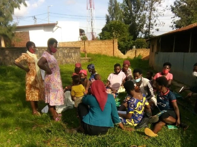 르완다 가사보 지역 10대 미혼모들의 모습. (사진 제공 = 한국희망재단)