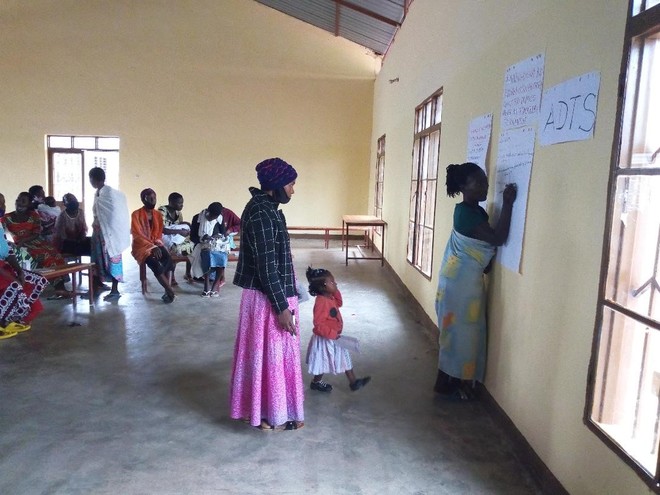 르완다 가사보 지역 여성 역량 강화 교육을 진행하는 모습. (사진 제공 = 한국희망재단)