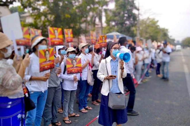 착한목자수녀회의 한 수녀가 2월 21일 미얀마 주재 중국대사관 앞에서 기도회를 이끌고 있다. (사진 제공 = 미얀마 착한목자수녀회)<br>
