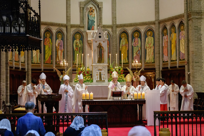 2018년 9월 4일 명동 대성당에서 찰스 마웅 보 추기경이 염수정 추기경(오른쪽) 등과 함께 ‘민족의 화해와 일치를 위한 미사’를 공동 집전하고 있는 모습. (사진 출처 = 천주교 서울대교구)<br>