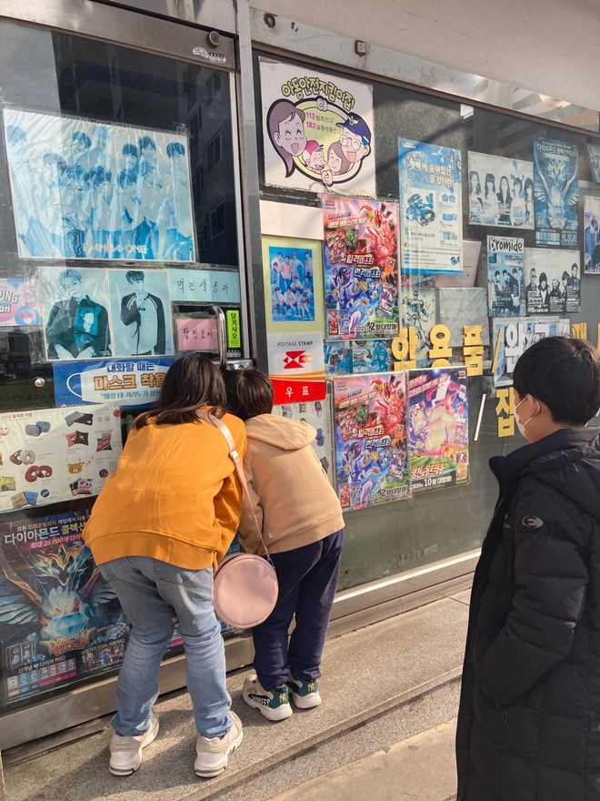 문방구 앞에서. ©️김혜율<br>