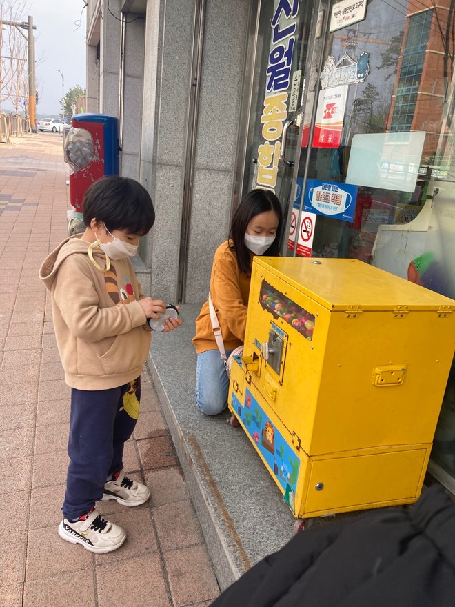 탱탱볼 뽑는 메리와 지갑에서 동전 꺼내는 로. ©️김혜율<br>