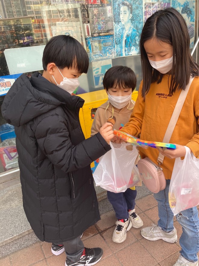 서로의 뽁뽁이 구경 중. ©️김혜율<br>