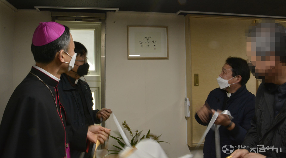 3월 22일 '참 소중한...' 센터의 축복식이 있었다. (왼쪽부터) 유경촌 주교(서울대교구 사회사목 담당 교구장대리), 나충열 신부(빈민사목위원회 위원장), 이영우 신부(대학동 고시촌 담당), 김 아무개 씨(대학동 고시촌 거주)가&nbsp;현판식을 하는 모습. ⓒ배선영 기자