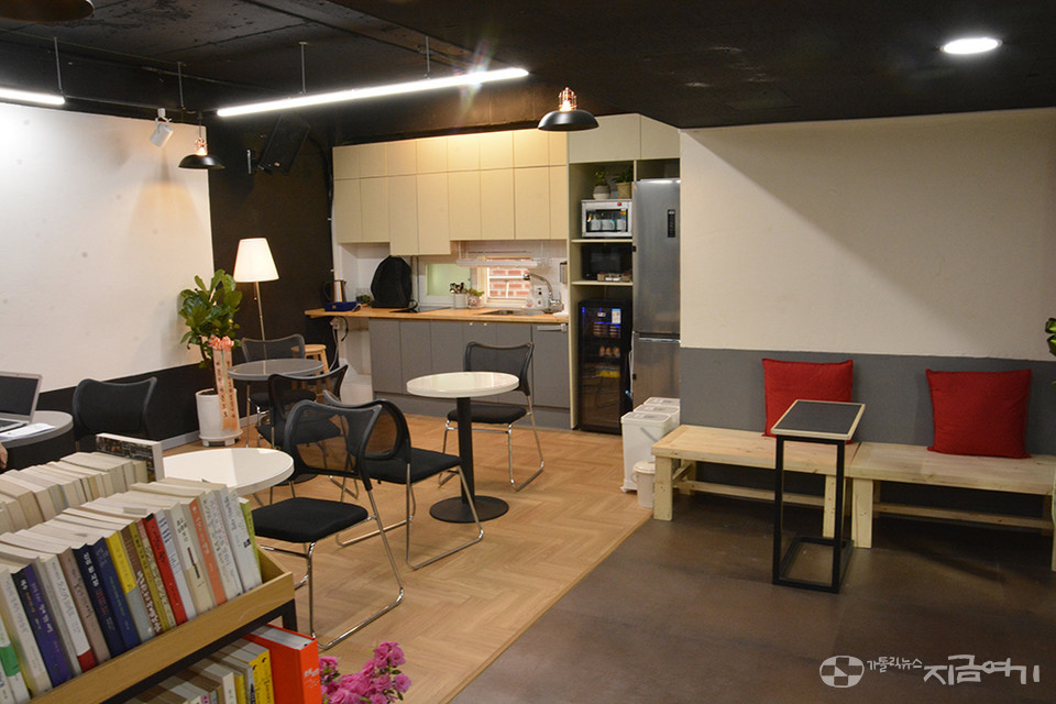 '참 소중한...'의 내부 모습. 싱크대에서 간단한 음식을 해 먹을 수 있다. ⓒ배선영 기자