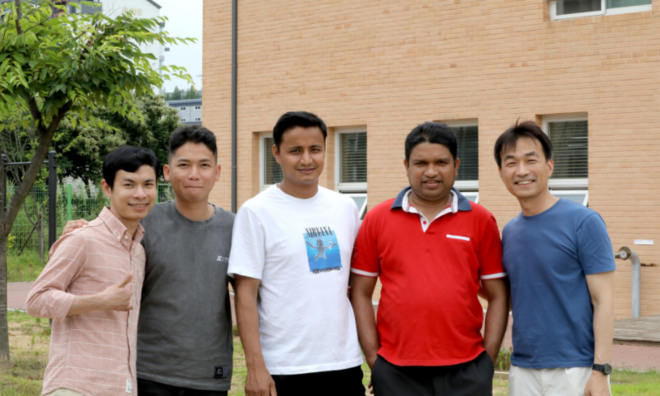 고향을 떠나 타지에서 열심히 일하다 가족에게 돌아갈 계획을 가지고 있는 이주 노동자들. ©️김성현