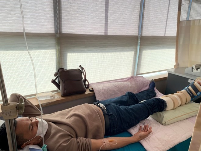 치료받고 있는 이주 노동자.&nbsp;©️김성현