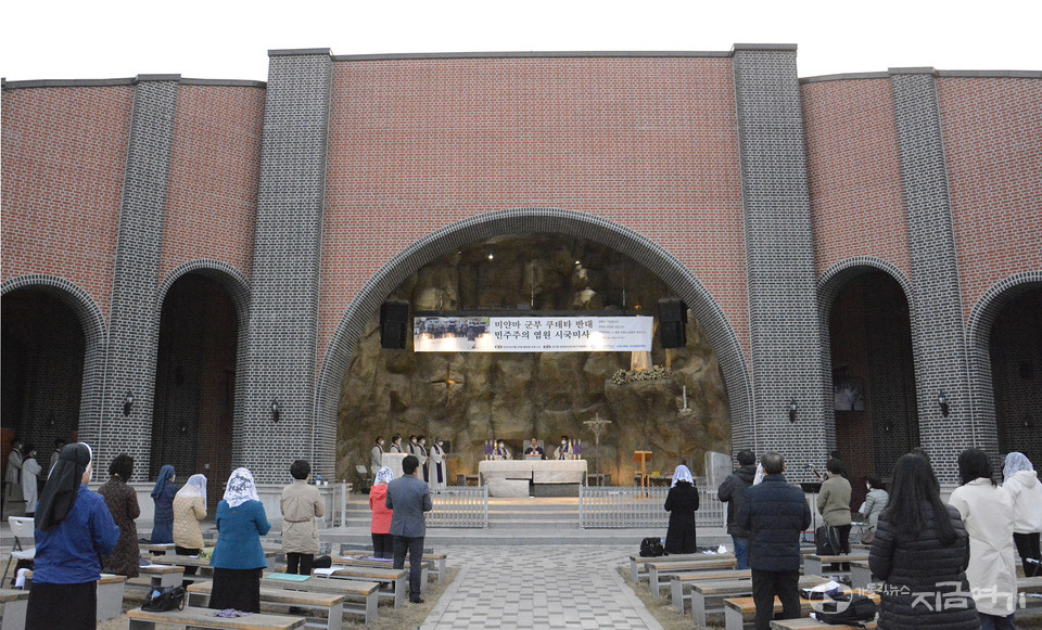 3월 29일 인천교구 교구청 성모당에서 신자, 수도자, 사제가 '미얀마 군부 쿠데타 반대 민주주의 염원 시국미사'를 봉헌했다. ⓒ배선영 기자<br>