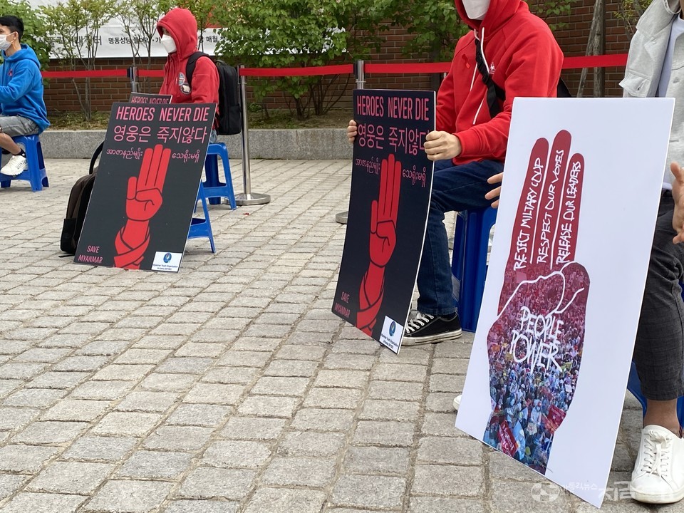 촛불집회에는 재한미얀마청년연대 회원들이 참석해 피켓을 들었다. ⓒ정현진 기자