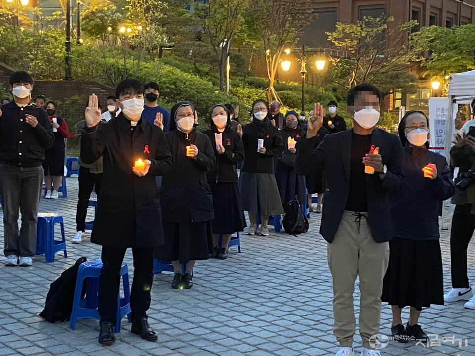 참석자들은 미얀마 민가 '어찌 잊으리'를 함께 부르며 전체주의에 대한 저항, 민주주의를 의미하는 세 손가락을 들어 보였다. ⓒ정현진 기자