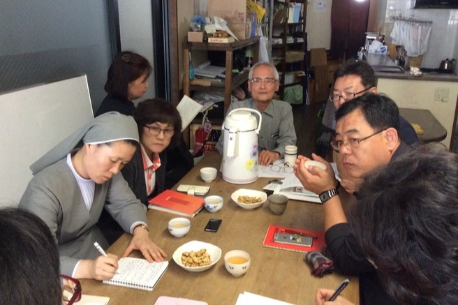 쓰고 버리는 시대를 생각하는 모임 사무실에서 쓰찌다 선생(가운데). ©️맹주형<br>