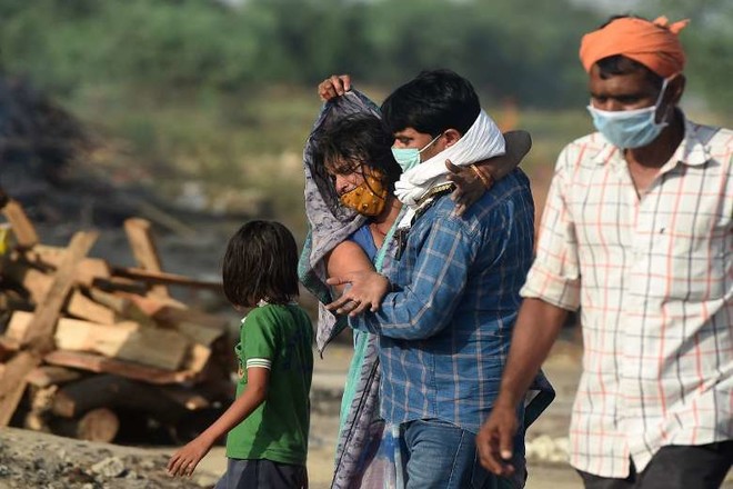 5월 4일 알라하바드의 한 화장장에서 코로나19 환자의 화장이 진행되는 동안 친지들이 애통해 하고 있다. (사진 출처 = UCANEWS)<br>