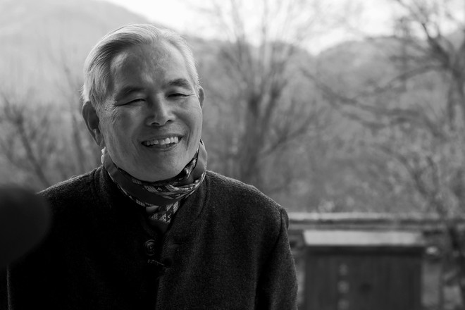 당대 최고의 성서신학 석학인 정양모 신부님. 신부님의 다큐멘터리를 촬영 중에 어머니를 회상하며 미소 짓고 있는 모습.(2018년 11월7일) ©️장영식&nbsp;<br>