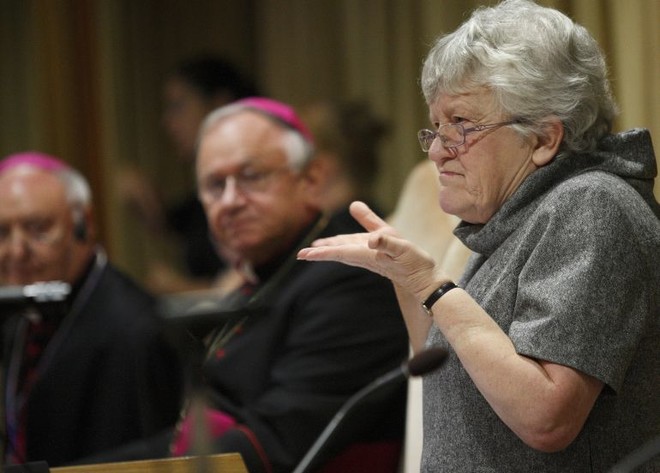 아일랜드의 교리교사이자 농아 교사인 모라 버클리가 2009년에 교황청에서 열린 “교회 생활과 농아자” 회의에서 말하고 있다. (사진 출처 = NCR)