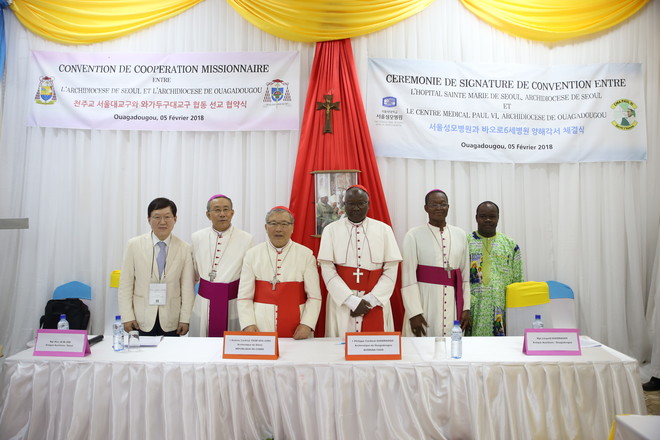 서울대교구와 부르키나파소 와가두구대교구 ‘협동 선교 협약’. (왼쪽부터) 가톨릭대 서울성모병원장 김용식 교수, 서울대교구 구요비 보좌주교, 염수정 추기경, 와가두구대교구장 필리프 우에드라오고 추기경, 와가두구대교구 레오폴드 우에드라오고 보좌주교, 바오로 6세 병원장 다미안 교수. (사진 출처 = 천주교 서울대교구)<br>