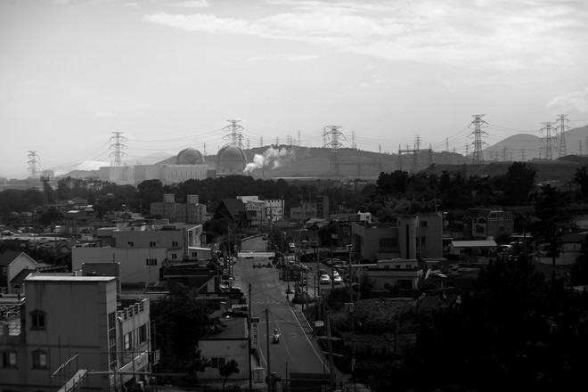 신고리 핵발전소 3, 4호기가 있는 울산시 서생면 반경 30킬로미터 내에는 부산과 울산광역시가 포함되어 있다. 울산은 중화학공업단지가 밀집되어 있고, 부산은 정관과 일광 그리고 해운대 신도시가 밀집되어 있다. 세계 어디에서도 불량부품으로 건설된 핵발전소가 없으며, 세계 어디에서도 한국처럼 인구 밀집지역에 대규모 핵발전 단지가 있는 곳은 없다. 그럼에도 한국의 정치인들과 언론 그리고 경제계와 핵산업계는 "한국 핵발전 기술은 세계 최고이며, 한국 핵발전소는 세계에서 가장 안전하다"라고 선전하고 있다. 어떤 대학 교수는 "한국의 핵발전소에서는 지금까지 단 1건의 사고도 없었다"라고 말하고 있다. ⓒ장영식<br>