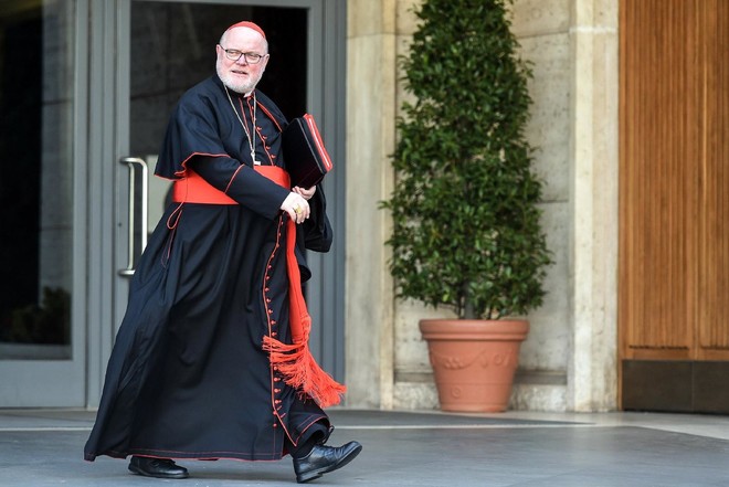  독일의 라인하르트 마르크스 추기경이 프란치스코 교황에게 사퇴서를 냈다. 성직자에 의한 성학대 위기를 처리함에 교회가 체계적으로 실패한 데 대해 주교들이 책임을 받아들이기 시작해야만 한다는 이유에서다. 이 사진은 2015년 2월에 바티칸에서 찍힌 것이다. (사진 출처 = CNS/KNA)<br>