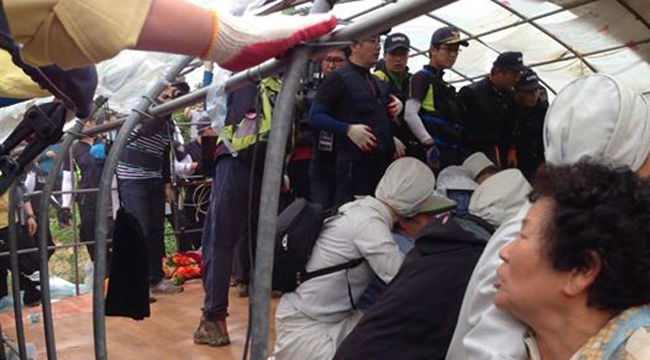 2014년 115번 철거 현장. 오전 6시부터 시작된 5개 농성장 강제 철거는 100여 명의 밀양 주민과 시민, 80여 명의 수도자, 사제들이 완강히 저항하는 가운데 경찰 2천여 명과 시청, 한전 직원 450여 명이 동원돼 약 8시간 만에 종료됐다.(사진 제공 = 밀양765㎸송전탑반대대책위원회)