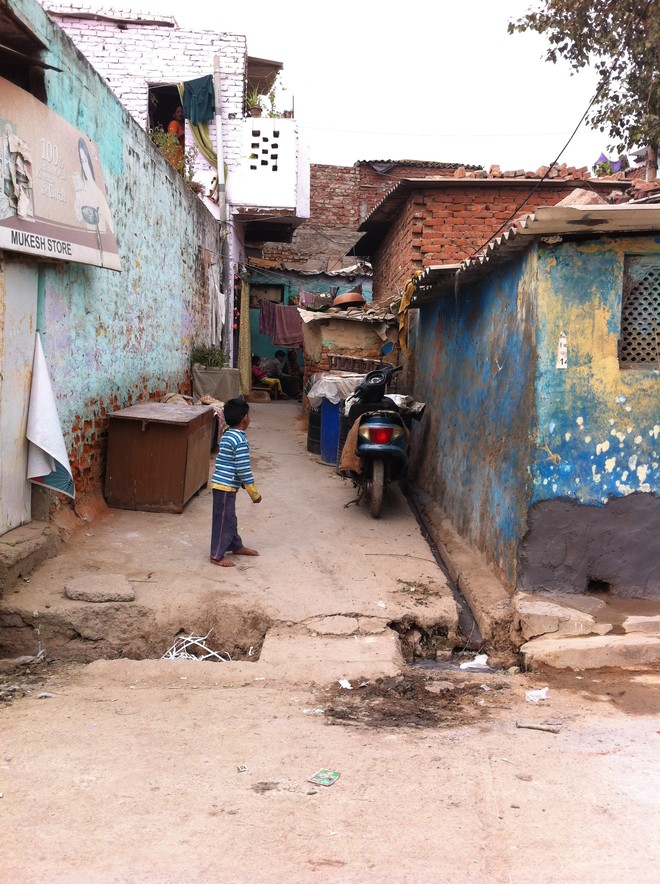 델리 슬럼가의 한 아이. (사진 제공 = 한국희망재단)