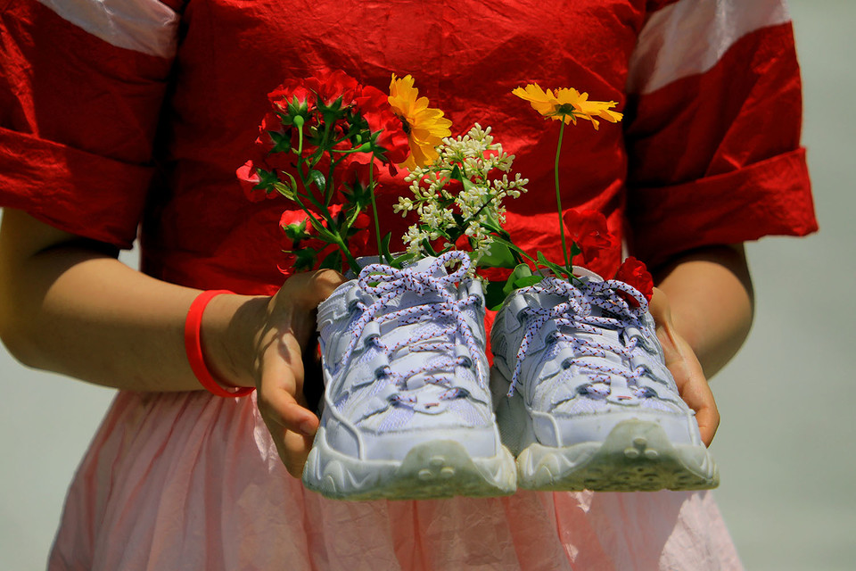 창녕 우포에서 온 개똥이합창단의 손에는 꽃으로 단장된 운동화가 들려 있었다. 이 운동화는 불의에 저항하며 길 위에서 쓰러져갔던 자유인들을 추모하는 의미가 담겨 있다. ©️장영식